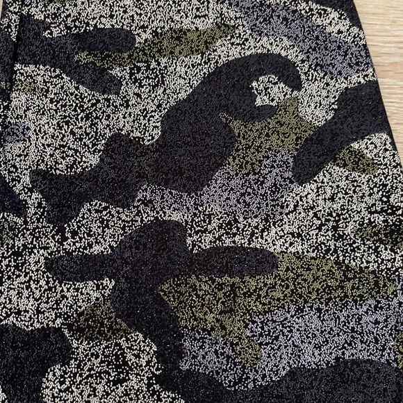 NWOT No Boundaries Sparkly Camouflage Flare Leggings M - Picture 3 of 4